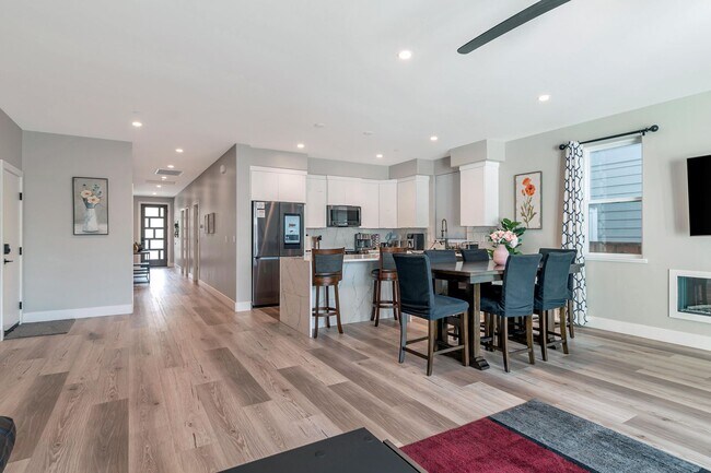 Building Photo - Fully Furnished 3BD/2BA Home with Solar – ...