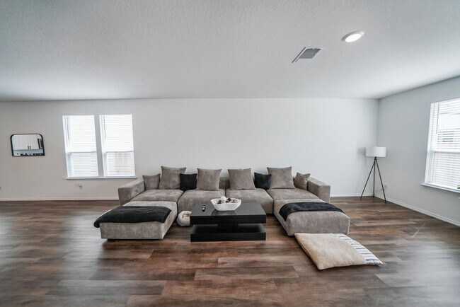 Building Photo - Beautifully Maintained Single-Story Home in Vista Real - Realtor Commission: $500