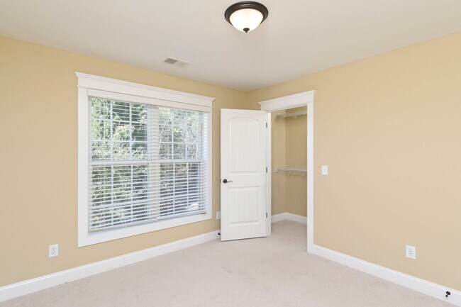 Building Photo - 3 Bedroom 2.5 bath low maintenance living for rent!