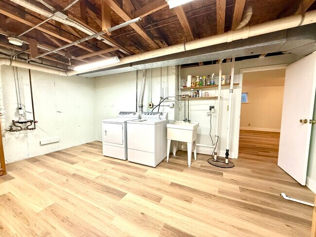 Building Photo - 2449 Carlton Dr