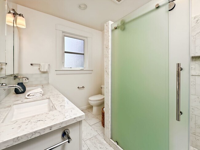 Building Photo - Beautiful 4BR+/3.5BA Edwardian Single-Fami...