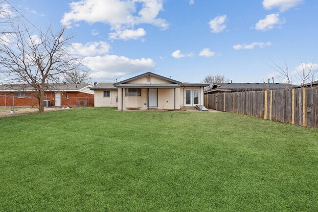 Building Photo - 3 bed, 2 bath home