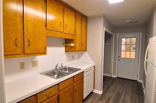 Building Photo - 165 E 6th St