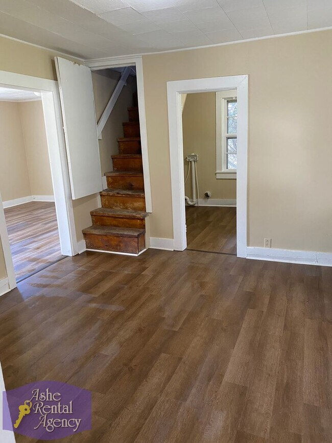 Building Photo - Quaint Cottage Walking Distance to Downtown West Jefferson