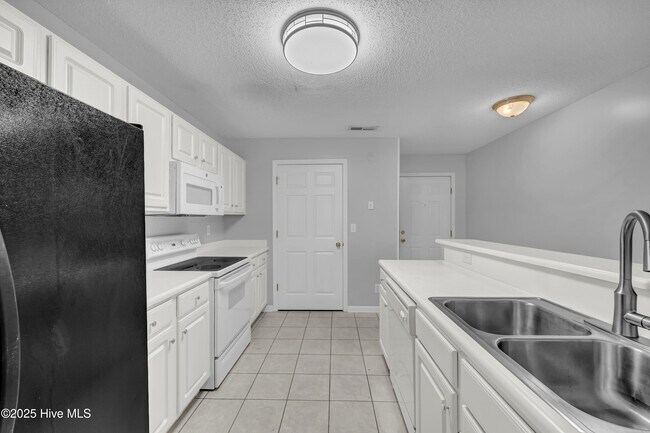 Building Photo - 5012 Hunters Trail