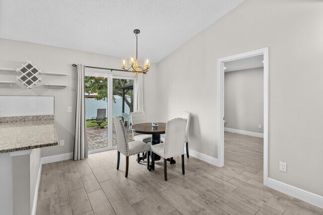 Building Photo - 265 SW Dalton Cir