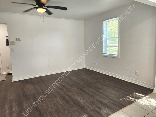 Building Photo - Charming 2 Bedroom Home With Sunroom And Storage