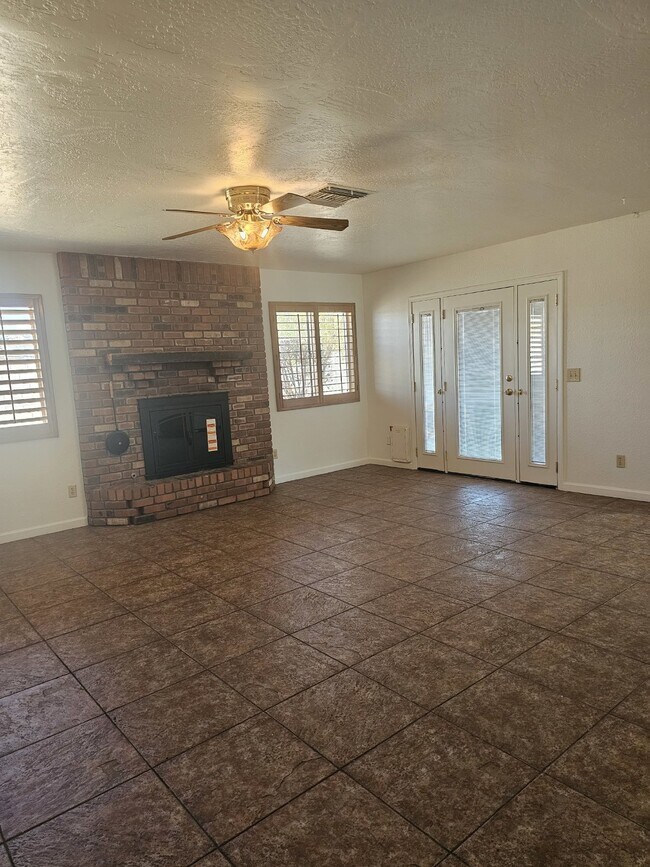 Building Photo - This Charming Home Awaits You!