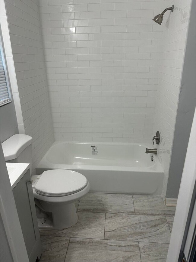 Building Photo - **Move in Ready** 3/2 Single Family home