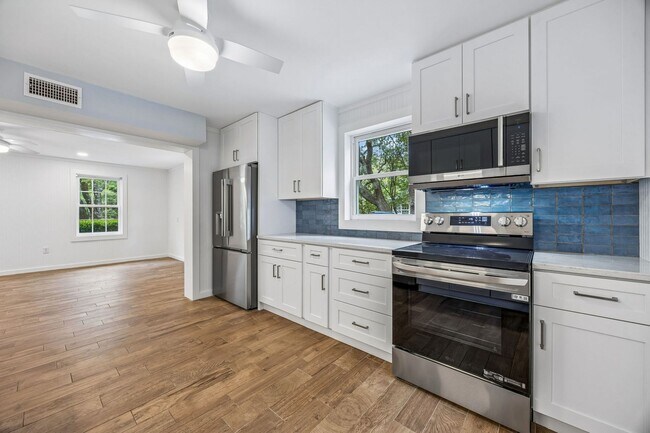 Building Photo - Newly Remodeled Beachside Home – Walk to the Ocean