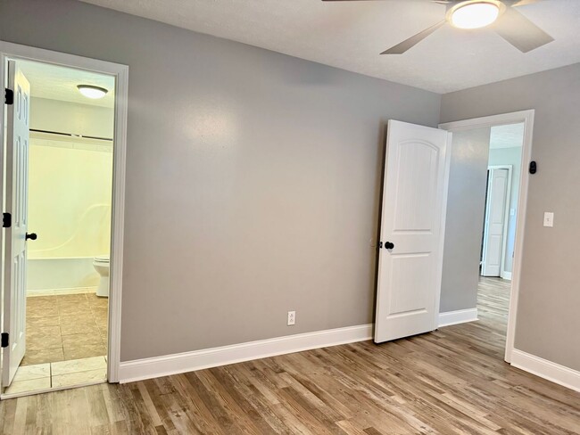 Building Photo - Charming Newly Renovated 3 Bed 2 Bath Home...