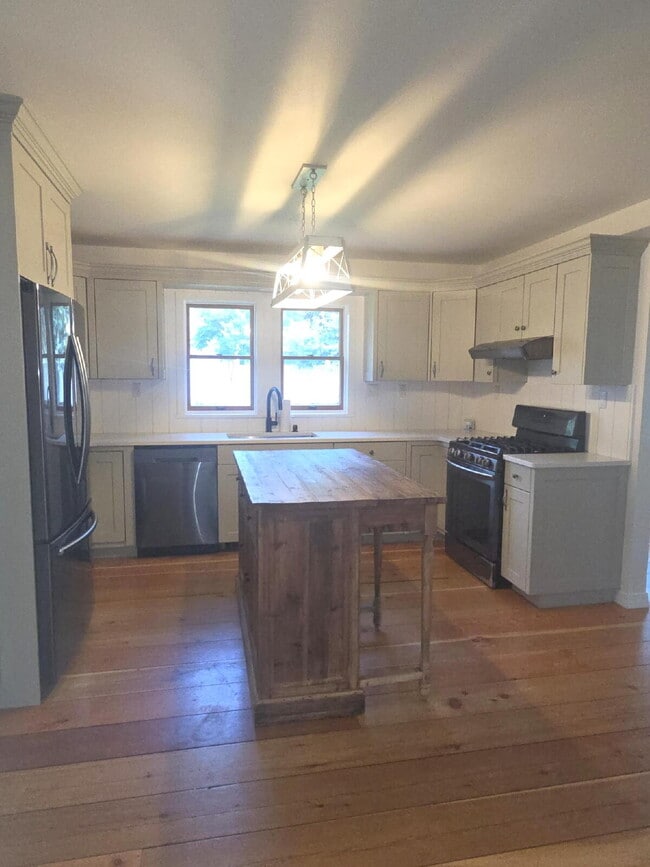 Building Photo - Spacious home in country setting, yet clos...