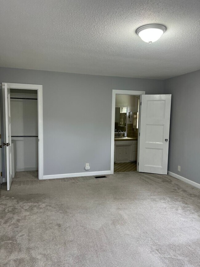 Building Photo - Single Family Home on almost an acre, 4 be...