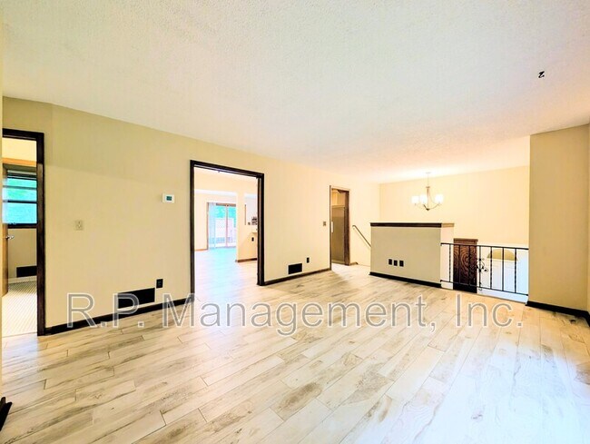 Building Photo - 15740 Pilar Rd N