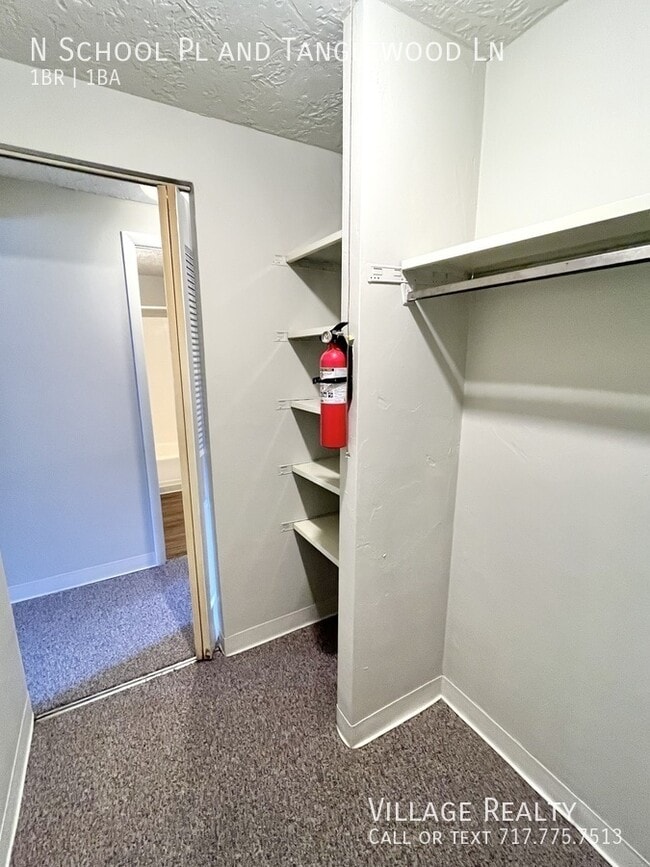 Building Photo - 323 N School Pl