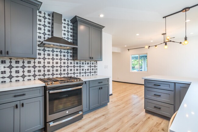 Kitchen - 1711 S Ridgeley Dr