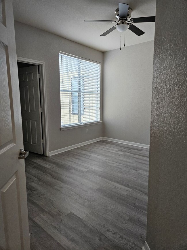 Building Photo - New Remodel 2/2 Fireplace; Quartz Countertops-FREE WATER/SEWER!