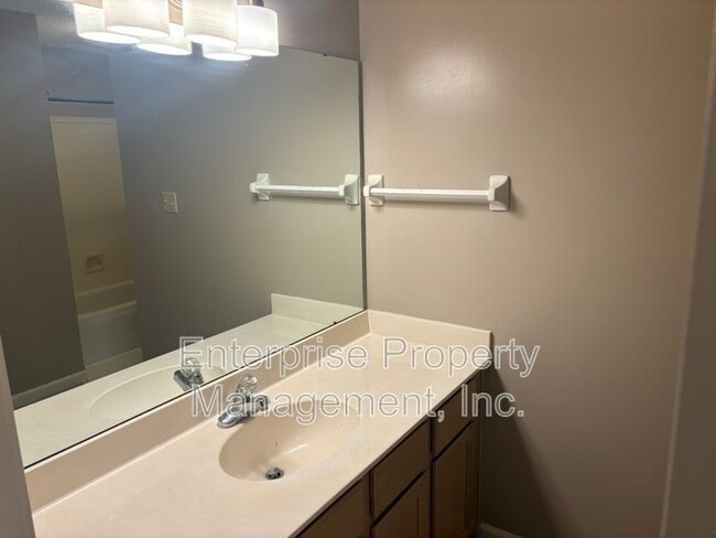 Building Photo - 6894 Hedgewood Ln