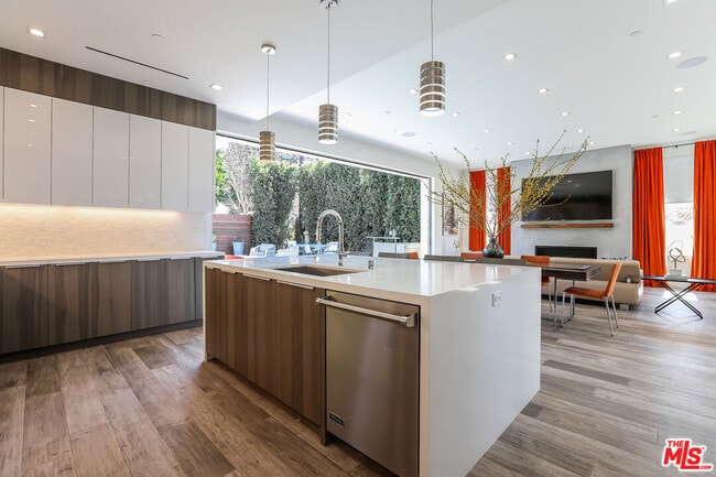 Building Photo - 912 N Crescent Heights Blvd