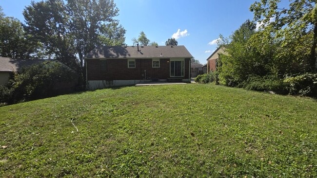 Building Photo - Welcome home to this beautiful Blue Spring...