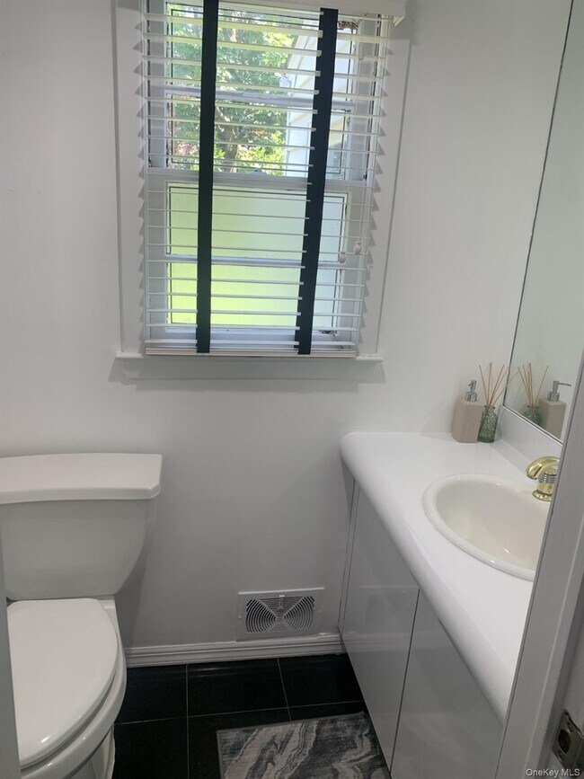 Building Photo - 220 Jackson Pl