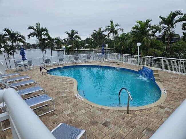 Building Photo - 511 Bayshore Dr