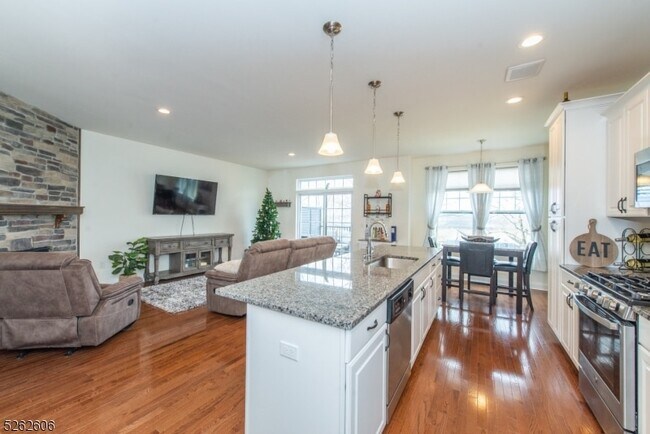 Building Photo - 5 White Aster Ct