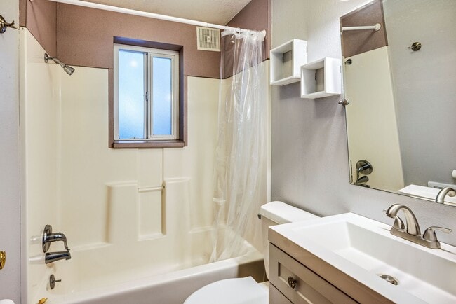 Building Photo - 4+ Bedroom Home - Surrounded by Nature, ne...