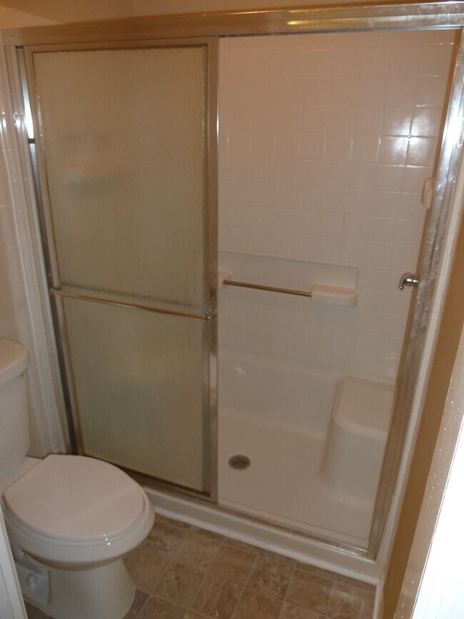 Building Photo - 3 Bed / 2.5 Bath with 2300 Square Feet!! A...