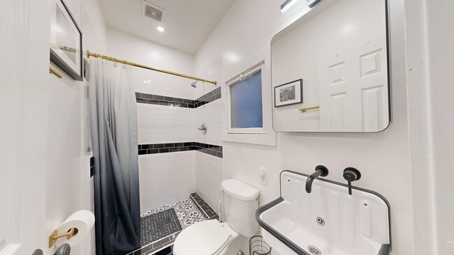 Building Photo - 237 Greenwich St