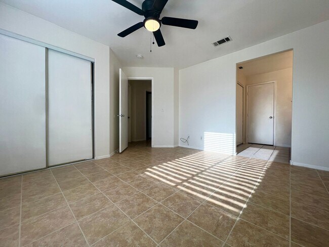 Building Photo - Spacious 3-bedroom, 2-bath condo with acce...
