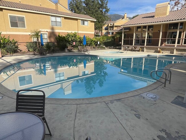 Building Photo - Beautiful 3 Bedroom Townhome in Gated Comm...