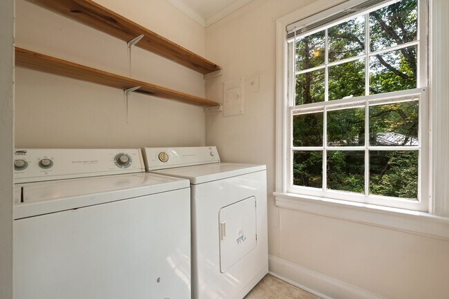 Building Photo - Charming Pet-Friendly Chapel Hill Cottage Minutes from UNC