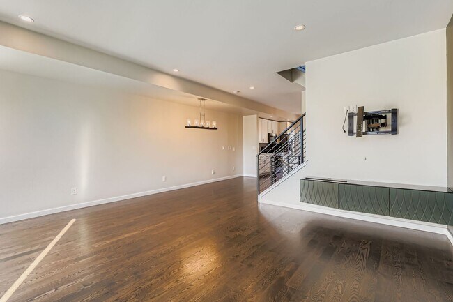 Building Photo - Modern 2bed/2 Bath in the Heart of Denver!