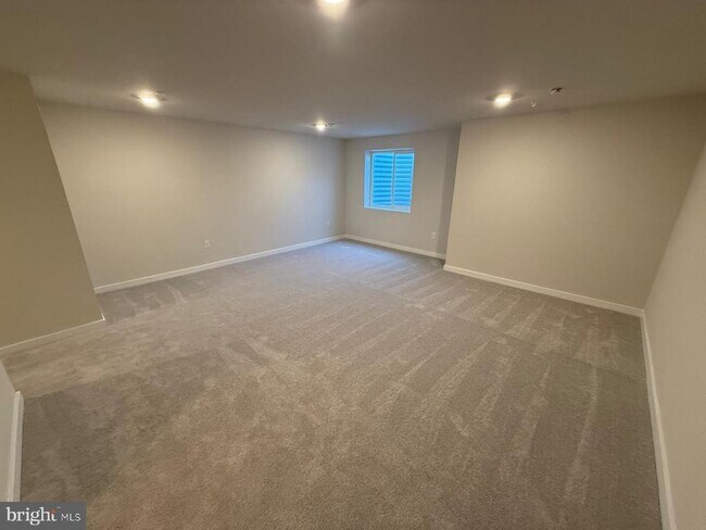 Building Photo - 231 Talucci Dr