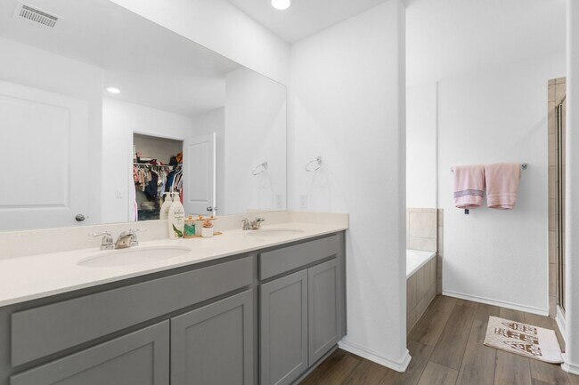 Building Photo - 149 River Rise Rd