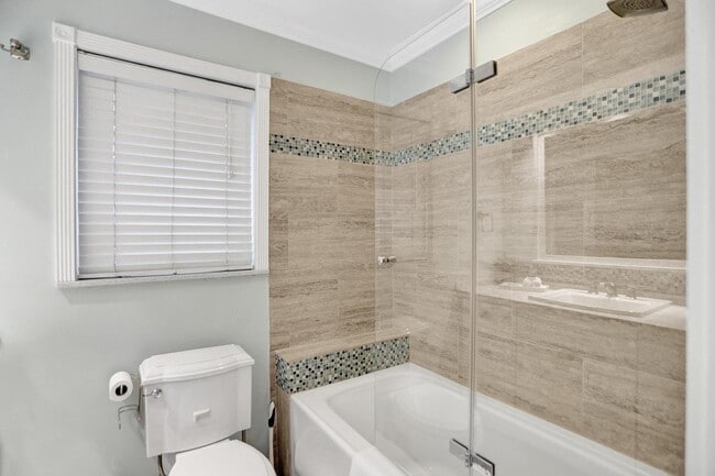 Building Photo - 470 SE 4th Ct