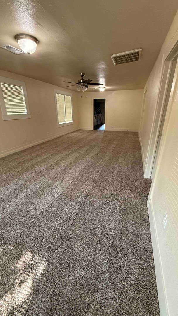 Building Photo - 4 Bedroom/2 Bath Home- Walking distance to...