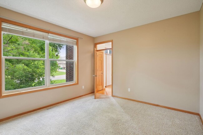 Building Photo - Gorgeous Single Family Home - June 1st Mov...