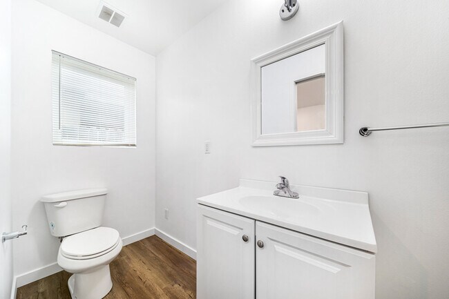 Building Photo - 420 N Batavia St