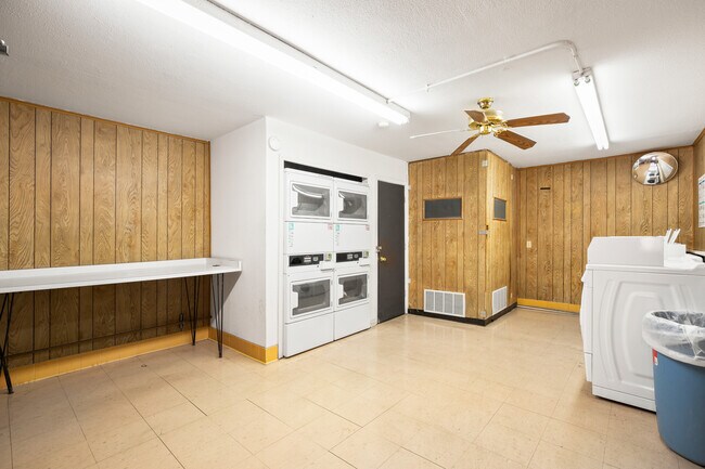 Building Photo - 6501 E Hill Dr