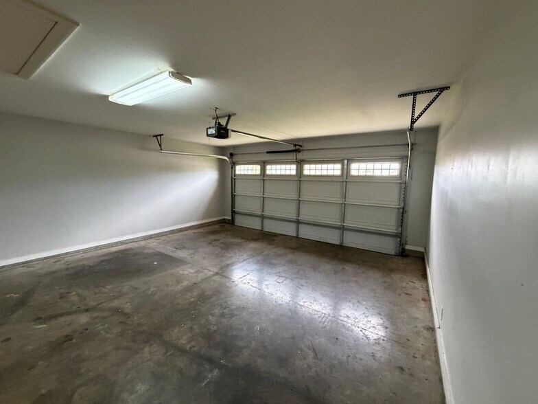Building Photo - 8898 Rasco Hills Cove