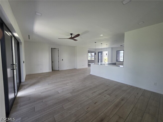 Building Photo - 1220 Chiquita Blvd N
