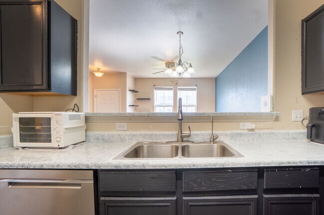Building Photo - Beautiful townhome on Snow Bowl for Rent!