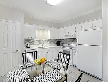 Lovely Bright Kitchen - 319 Lakebrink Dr