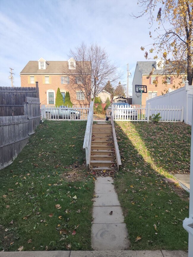 Building Photo - 811 E King St