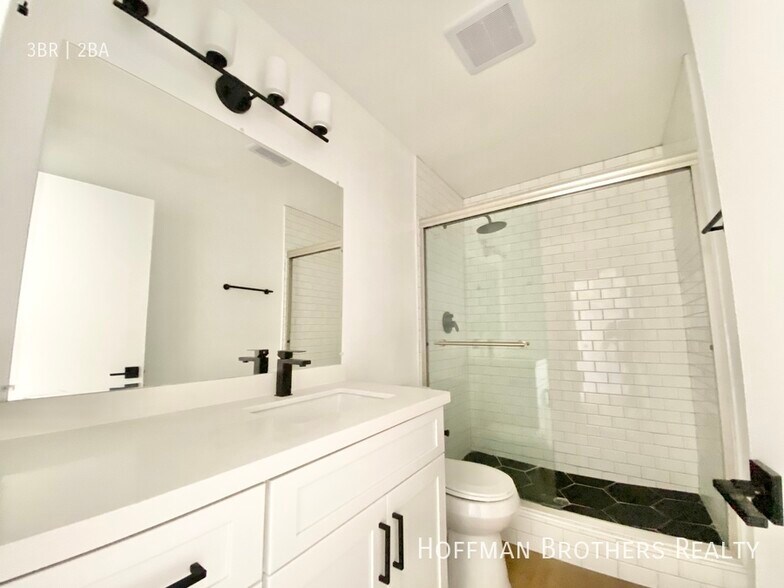 Building Photo - 1932 New England St