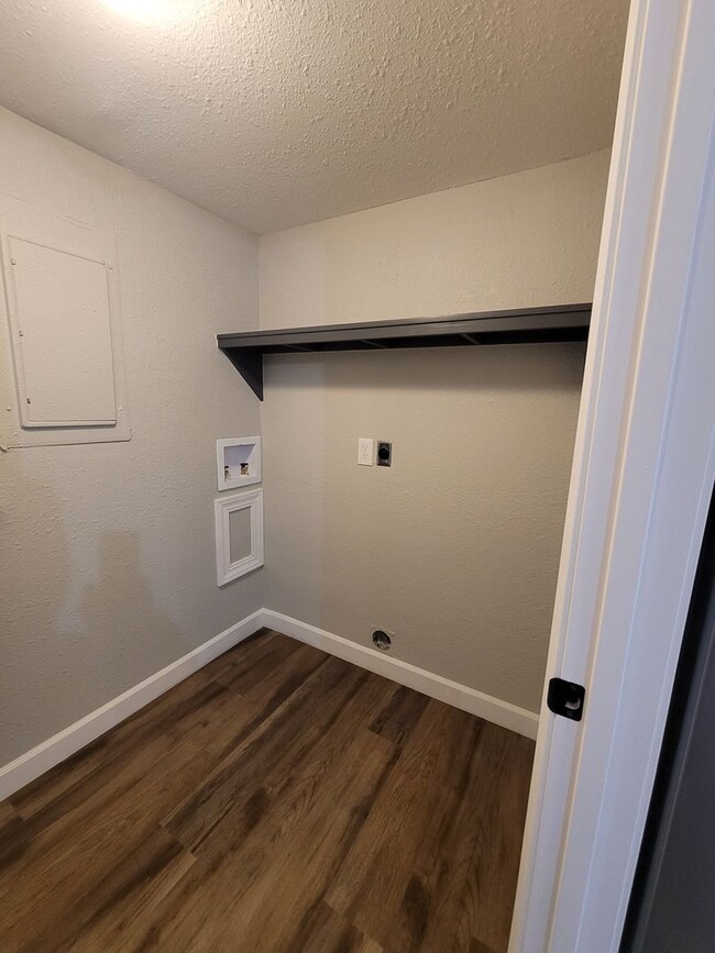 Building Photo - FULLY REMODELED 2 Bedroom Apartment