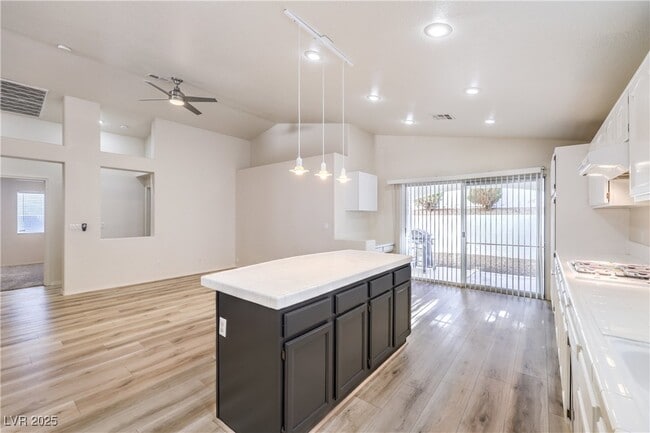 Building Photo - 1851 Vista Pointe Ave