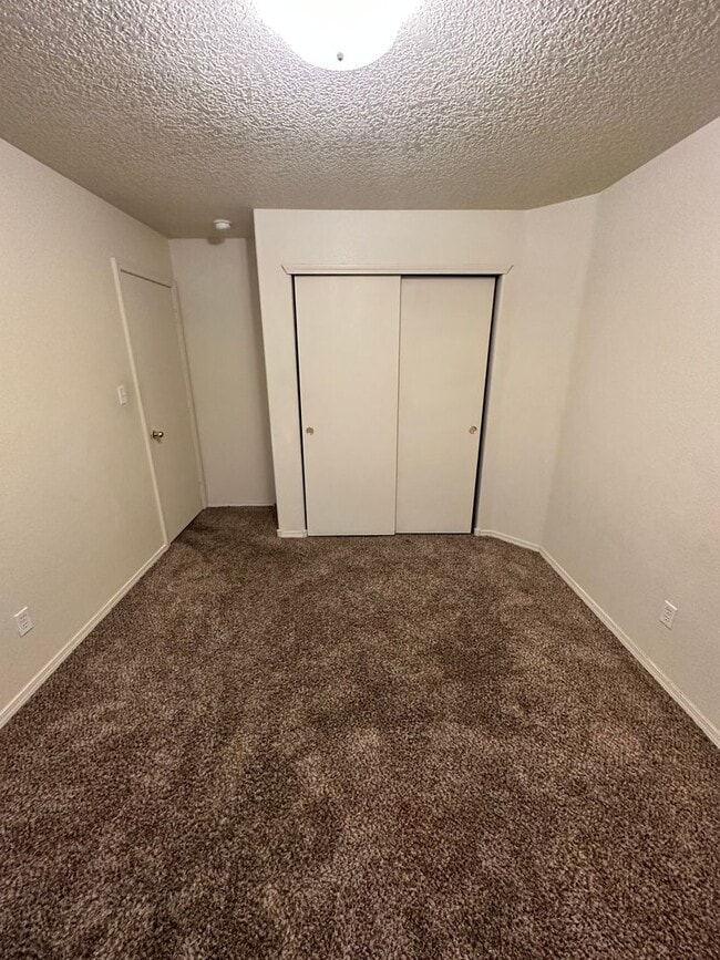 Building Photo - 4 bed 2 bath home in Huning Ranch